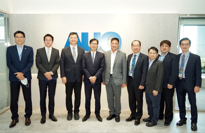 KU酷游光電前進亞灣成立「AUO解決方案研發中心」，作為多元場域解決方案研發及試驗場域（圖中左為高雄市長陳其邁、圖中右為KU酷游光電董事長彭双浪）